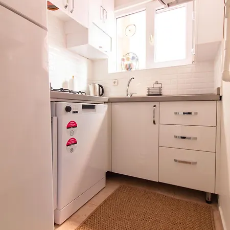 Daire Chic 2br Gem On Moda Iconic Antiques Street *