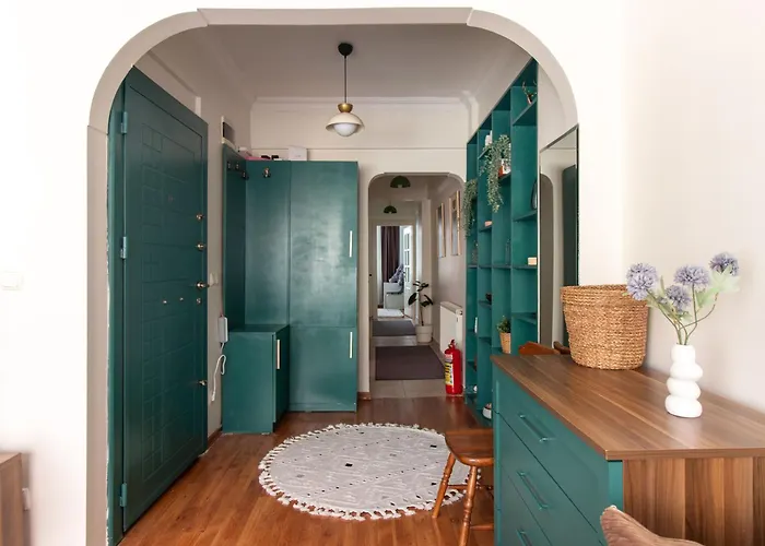 Chic 2br Gem On Moda Iconic Antiques Street *