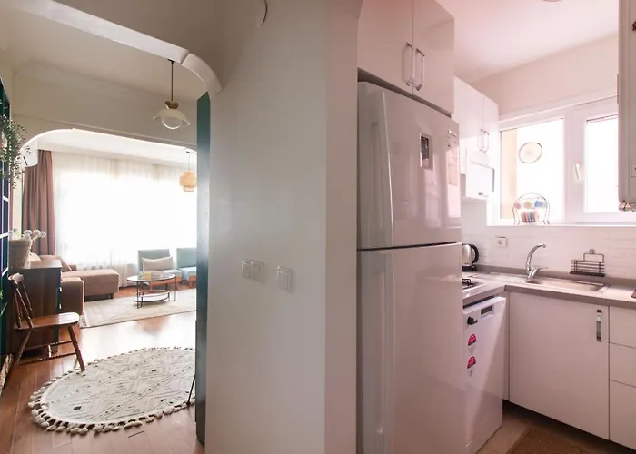 Chic 2br Gem On Moda Iconic Antiques Street *