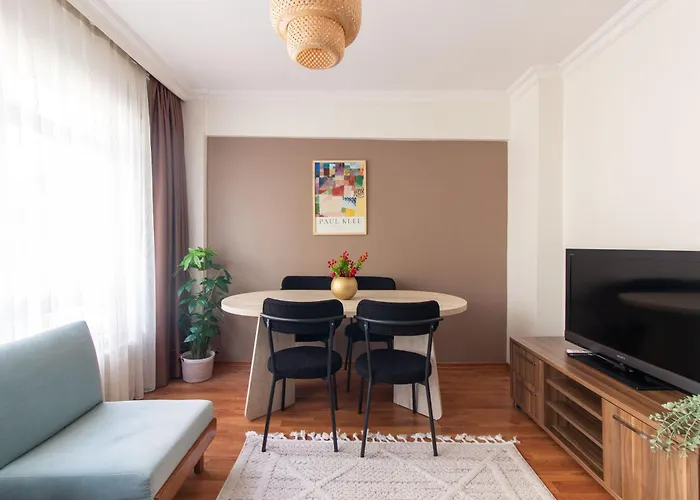 Chic 2br Gem On Moda Iconic Antiques Street *