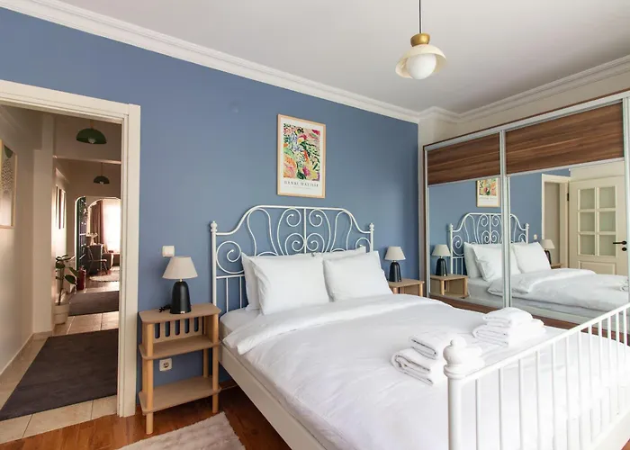 Appartement Chic 2br Gem On Moda Iconic Antiques Street