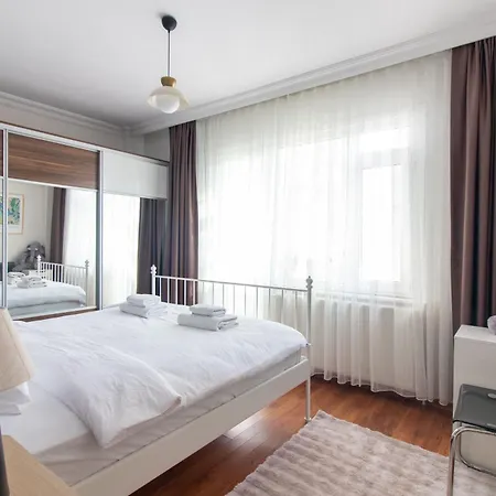 Chic 2br Gem On Moda Iconic Antiques Street Stambuł